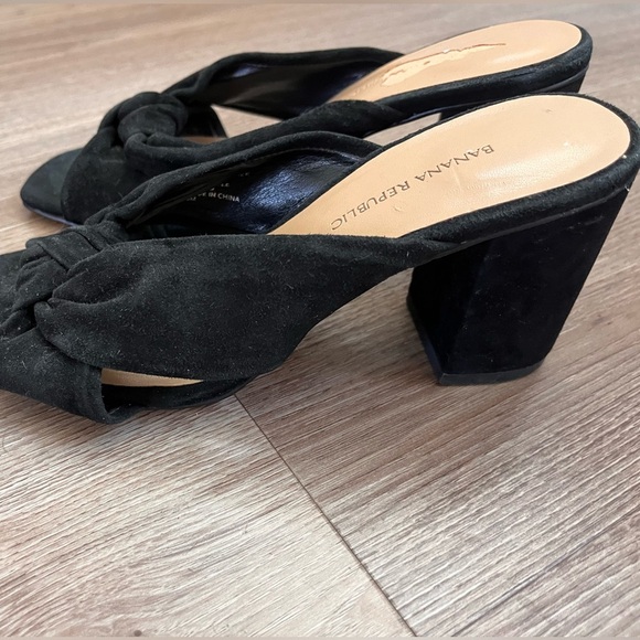 Banana Republic size 6 Black suede peep toe knot 3" block heel sandals - Picture 3 of 6